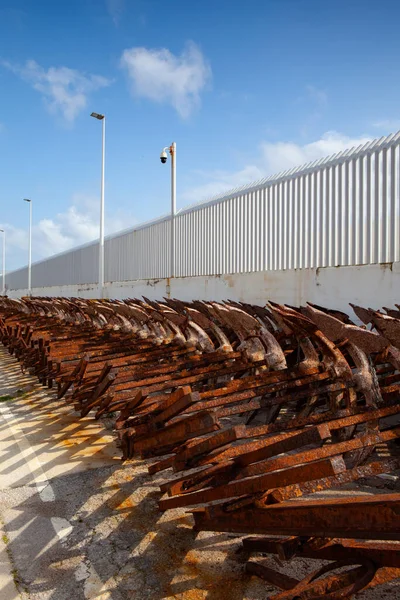 Una Larga Fila Anclas Desechadas Oxidadas Puerto Tarifa Andalucía España — Foto de Stock