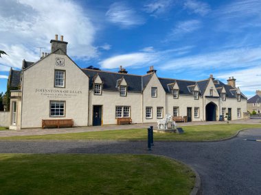 Elgin, İskoçya - 8 Ağustos 2022: Johnstons Cashmere olarak da bilinen Elgin 'li Johnstons 1797' den beri İskoçya 'da kaşmir ve ince yün kumaş, örgü ve aksesuar üretiyor.