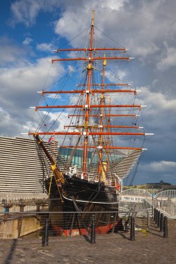Dundee, İskoçya - 4 Ağustos 2022: Antarktika araştırmaları için kullanılan RRS Keşif gemisi İskoçya 'nın Dundee kentindeki bir müzede sergileniyor