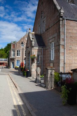 Ballater, İskoçya - 5 Ağustos 2022: İskoçya 'da Ballater' ın ana caddesi ve kasaba merkezi. Balmoral Kalesi 'ne en yakın istasyon, İngiliz hükümdarının şahsi ikametgahıydı..