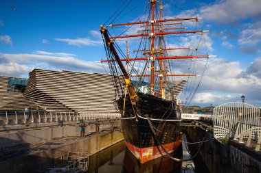 Dundee, İskoçya - 4 Ağustos 2022: Antarktika araştırmaları için kullanılan RRS Keşif gemisi İskoçya 'nın Dundee kentindeki bir müzede sergileniyor