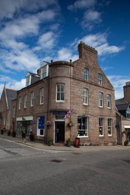 Ballater, İskoçya - 5 Ağustos 2022: İskoçya 'da Ballater' ın ana caddesi ve kasaba merkezi. Balmoral Kalesi 'ne en yakın istasyon, İngiliz hükümdarının şahsi ikametgahıydı..