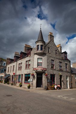 Ballater, İskoçya - 5 Ağustos 2022: İskoçya 'da Ballater' ın ana caddesi ve kasaba merkezi. Balmoral Kalesi 'ne en yakın istasyon, İngiliz hükümdarının şahsi ikametgahıydı..