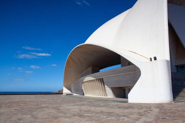 Santa Cruz de Tenerife, İspanya - 22 Haziran 2021: The Auditorio de Tenerife konferans salonu. Ünlü İspanyol mimar Santiago Calatrava tarafından dizayn edilen ikonik bina.