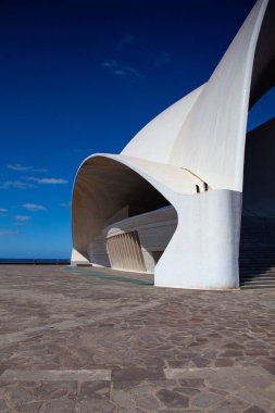 Santa Cruz de Tenerife, İspanya - 22 Haziran 2021: The Auditorio de Tenerife konferans salonu. Ünlü İspanyol mimar Santiago Calatrava tarafından dizayn edilen ikonik bina.