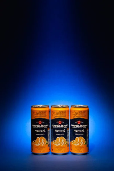 Czech Republic 2022年5月19日 青い背景にサンペレグリノオレンジフルーツミネラルウォーター3缶 — ストック写真