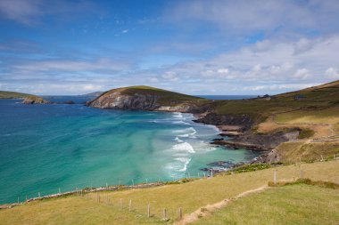 Slea Head Drive 'daki Dunmore Head, Ireland' ların en manzaralı rotalarından biri, Dingle yarımadası, Kerry, İrlanda. Yıldız Savaşları için çekim yeri - Son Jedi.