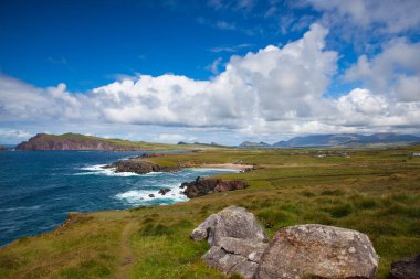 Slea Head Drive 'daki Dunmore Head, Ireland' ların en manzaralı rotalarından biri, Dingle yarımadası, Kerry, İrlanda. Yıldız Savaşları için çekim yeri - Son Jedi.