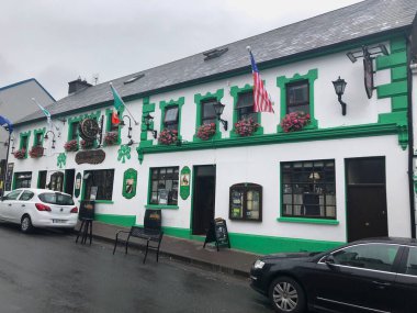 Dingle, İrlanda - 15 Temmuz 2018: Dingle Barı. Dingle, İrlanda 'nın Kerry ilçesinde bir kasabadır. Dingle Yarımadası 'ndaki tek kasaba