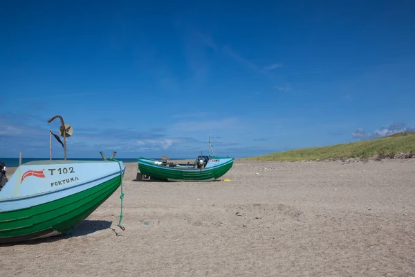 Stenbjerg Denmark August 2018 在Stenbjerg海滩上的渔船 斯坦伯格 Stenbjerg 是位于日德兰西北部的一个渔村 它以靠近沙滩的白色小渔人小屋而闻名 — 图库照片