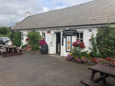 Dunloe, İrlanda Kaptanı - 15 Haziran 2018: Kate Kearneys Dunloe Kır Evi. Kate, Büyük Kıtlık 'tan (1845-1849) önce İrlanda' da tanınan bir güzellikti. Kate efsanesi yıllar geçtikçe yayıldı..