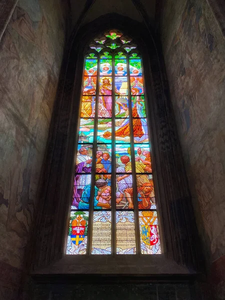 Czech Republic 2023年5月19日聖バルバラ教会の内部聖人の生涯を描いたステンドグラスの窓 — ストック写真