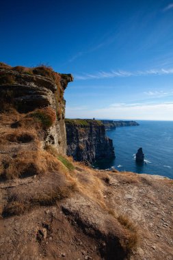 Moher Kayalıkları 'nın hemen kenarında. İrlanda 'nın Clare ilçesinin Burren bölgesinin güneybatısındaki deniz kayalıkları. Yaklaşık 14 kilometre koşuyorlar..