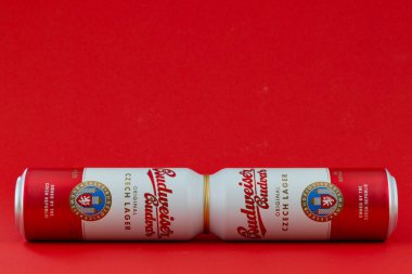 Alüminyum soğuk Budweiser Budvar kırmızı arka planda bira.