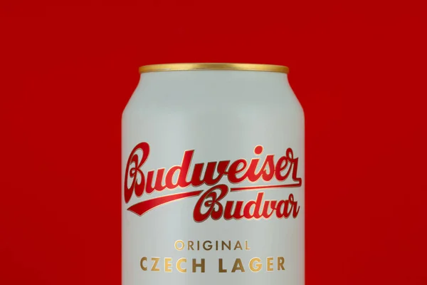 Aluminium Cold Budweiser Budvar Lager Beer Red Background — Stock Photo, Image