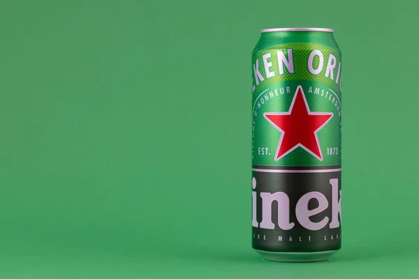 布拉格 捷克共和国 2023年5月6日 铝冷喜力啤酒绿色背景 Heineken啤酒由荷兰酿造公司Heineken V生产 — 图库照片