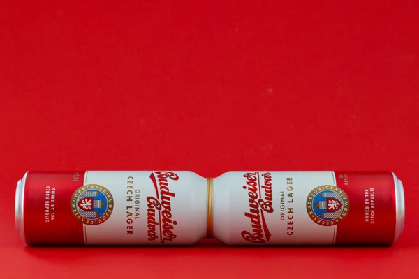 Alumínio Frio Budweiser Budvar Cerveja Lager Fundo Vermelho — Fotografia de Stock