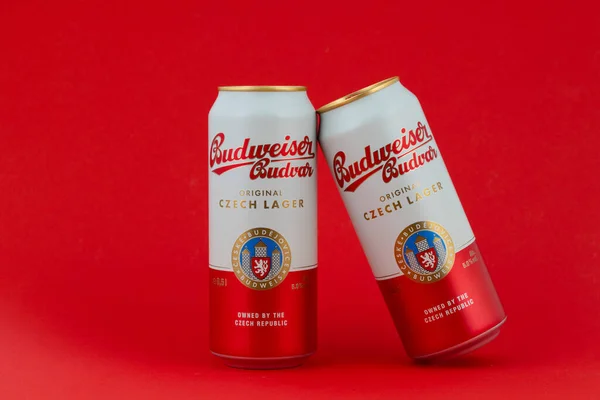 アルミニウム冷間バドワイザー赤の背景にBudvarラガービール — ストック写真
