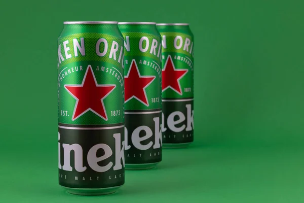 布拉格 捷克共和国 2023年5月6日 铝冷喜力啤酒绿色背景 Heineken啤酒由荷兰酿造公司Heineken V生产 — 图库照片