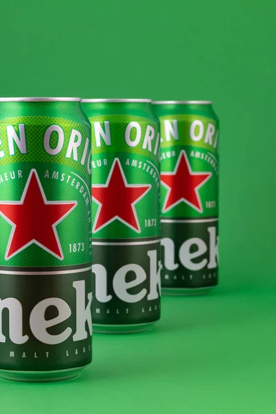 Prag Tschechien Mai 2023 Aluminiumkaltes Heineken Bier Auf Grünem Hintergrund — Stockfoto