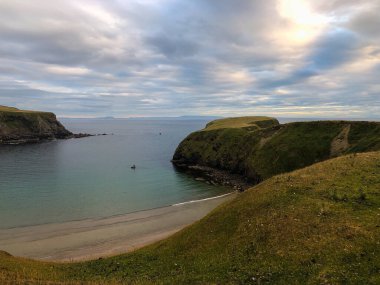 Malainn Bhig olarak da bilinen Malinbeg çevreleyen yüksek, horseshoeshaped kayalıklarla tarafından gümüş Strand beach keşif noktadan görünür ve dramatize tenha bir koy var. İrlanda