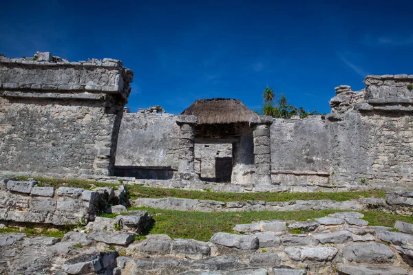 stock image Majestic ruins in Tulum.Tulum is a resort town on Mexicos Caribbean coast. The 13th-century, walled Mayan archaeological site at Tulum National Park overlooks the sea.