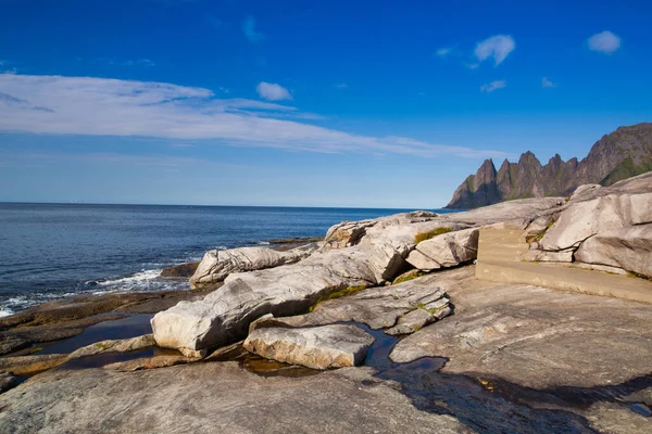 Dia Ensolarado Costa Ilha Senja Noruega — Fotografia de Stock