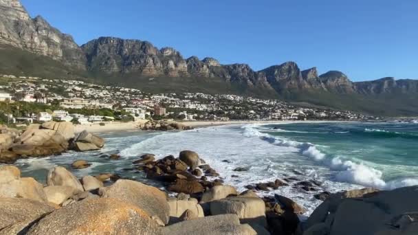 在阳光灿烂的日子里 在南非开普敦的烤箱海滩上 十二位使徒观看阳光灿烂的日子 图库视频片段