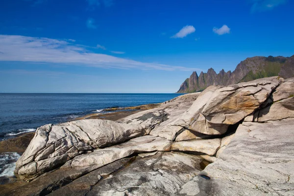 Ηλιόλουστη Μέρα Στην Ακτή Του Νησιού Senja Νορβηγία — Φωτογραφία Αρχείου