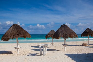 Bir Playa del Carmen, Yucatan, Meksika için boş kumsalda