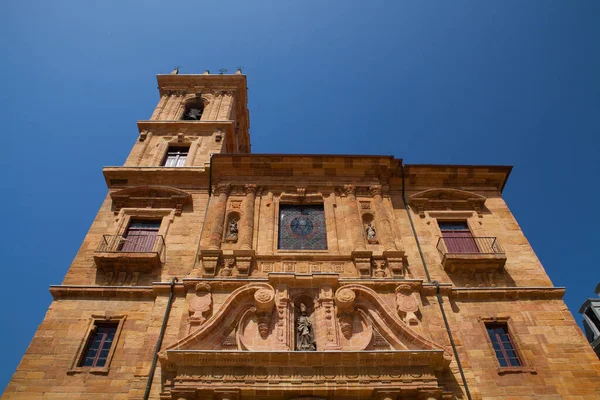 Biserica San Isidoro Primăria Piața Constituției Oviedo Asturias Spania — Fotografie, imagine de stoc