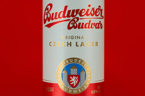 プラハ チェコ共和国 2023年5月3日 赤を背景にしたアルミニウム冷製バドワイザー ブドヴァル ラガービール Budweiserはチェコ共和国のBudweiser Budvarによって作られています — ストック写真