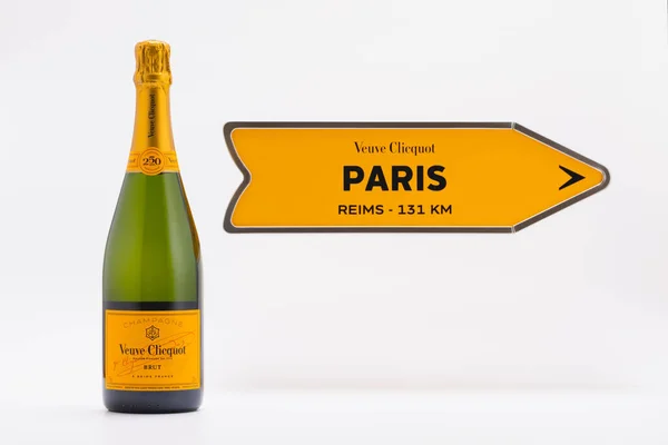 Prága Csehország 2023 Május Veuve Clicquot Champagne Palack Fehér Alapon — Stock Fotó