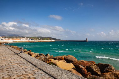 Tarifa, Endülüs, İspanya 'daki eski liman ve deniz feneri. Tarifa dünyanın en popüler rüzgar sporları merkezlerinden biridir..