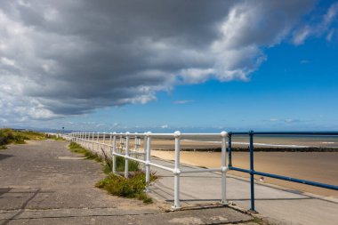 Prestatyn, Galler, İngiltere 'de çok uzun bir sahil ve gezinti alanı.