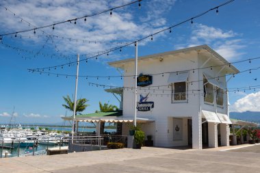 Quepos, Kosta Rika - 3 Mart 2023: Marina Pez Vela, modern lüks ile yerel gerçekliği birleştiren bir projedir..