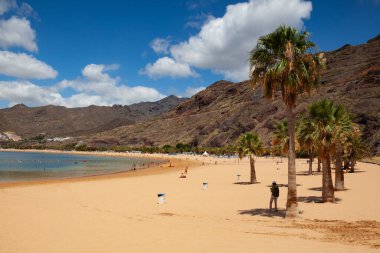 Santa Cruz de Tenerife-Tenerife: 17 Haziran 2021: Salgın sırasında Las Teresitas sahilinin yarısında.