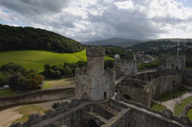 Conwy, Wales - 5 Eylül 2023: Conwy Kalesi 'nin çevresindeki kırsal manzarası
