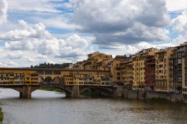 Floransa, İtalya - 10 Ağustos 2023: Ponte alla Carraia 'dan Ponte Vecchio, Floransa