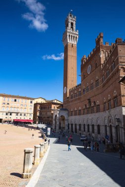 Siena, İtalya - 10 Ağustos 2023: Siena, İtalya 'daki Palazzo Pubblico' nun çan kulesi