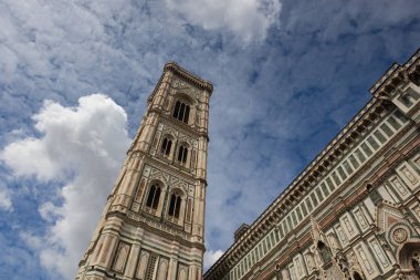 İtalya, Floransa 'daki Piazza del Duomo' dan Giotto çan kulesinin ayrıntıları