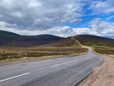 Cairnwell Geçidi 'nde inanılmaz bir yol.