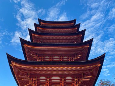 Hatsukaichi, Hiroşima, Japonya 'daki Miyajima adasındaki ünlü Itsukushima tapınağının manzarası