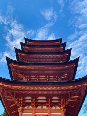 Hatsukaichi, Hiroşima, Japonya 'daki Miyajima adasındaki ünlü Itsukushima tapınağının manzarası