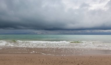 Sahilde Skagen içinde şiddetli yağmur, Danimarka sonra. Kuzey Denizi Baltık buluştuğu yer.
