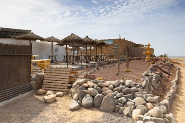 Yaiza, Lanzarote - 10 Şubat 2024: Papagayo plajının tepesindeki küçük sahil barı