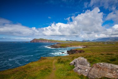 Slea Head Drive 'daki Dunmore Head, Ireland' ların en manzaralı rotalarından biri, Dingle yarımadası, Kerry, İrlanda. Yıldız Savaşları için çekim yeri - Son Jedi.