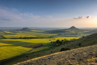 Çek Cumhuriyeti, Louny, Bohemian Uplands merkezindeki tepenin manzarası.