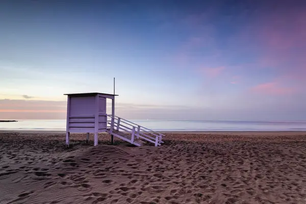 Вежа Рятувальників Порожньому Пляжі Сході Сонця Пуерто Дель Кармен Лансароте Ліцензійні Стокові Зображення
