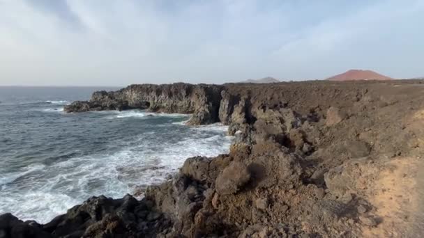 Los Hervideros Robuuste Vulkanische Kustlijn Bekend Golven Crashen Zee Grotten Rechtenvrije Stockvideo's